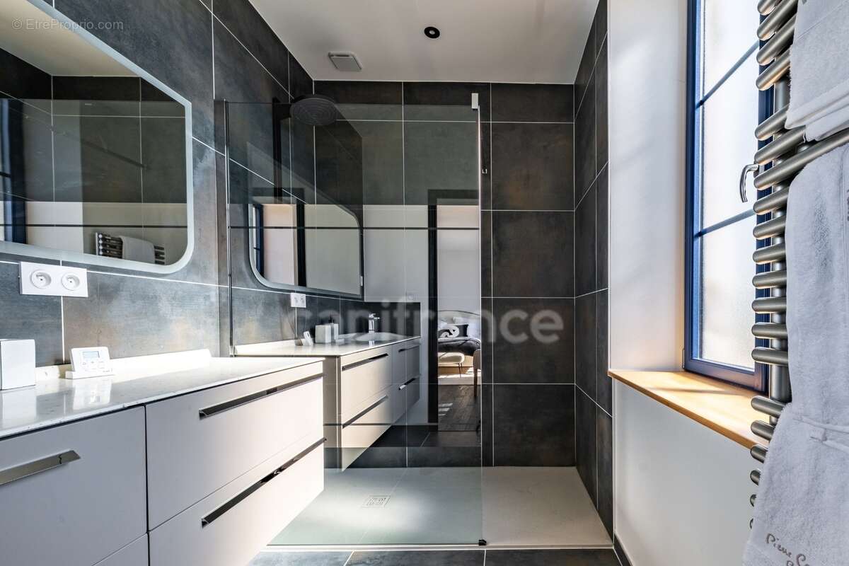 Propriété à vendre composée d'une demeure de Maitre et une deuxième maison avec piscine et jardin - photo 14
