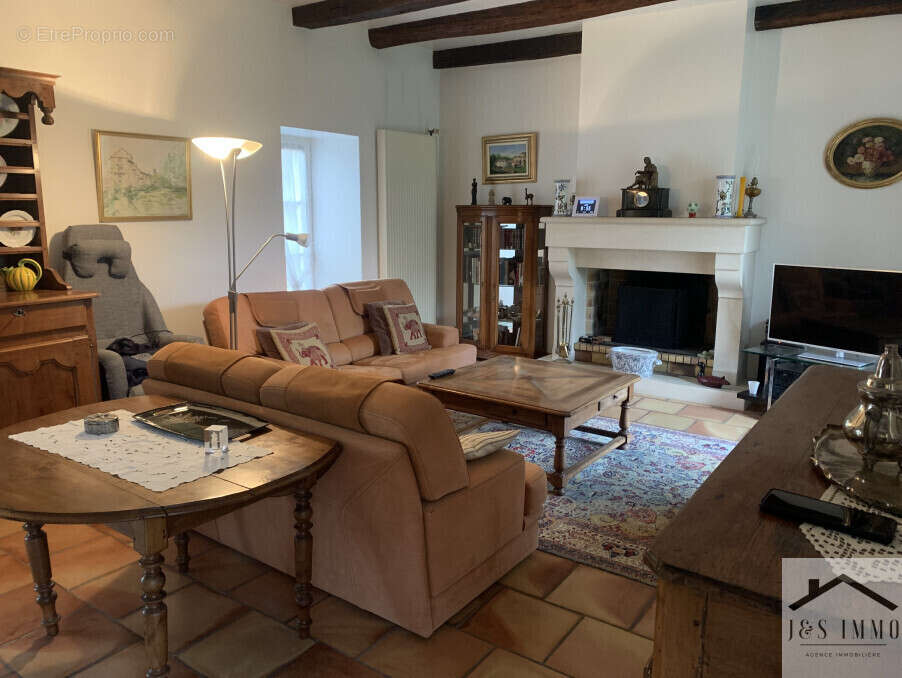 Maison à CHERVES-CHATELARS