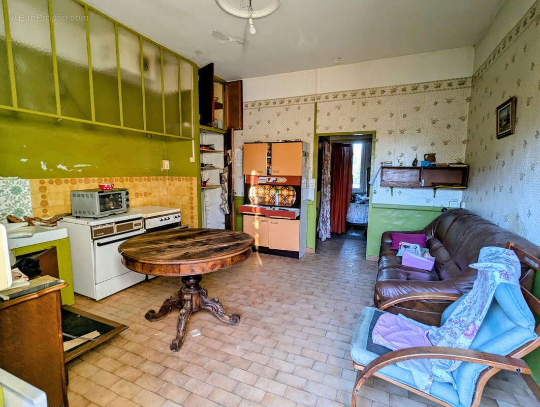 Maison à ENTRAIGUES-SUR-LA-SORGUE