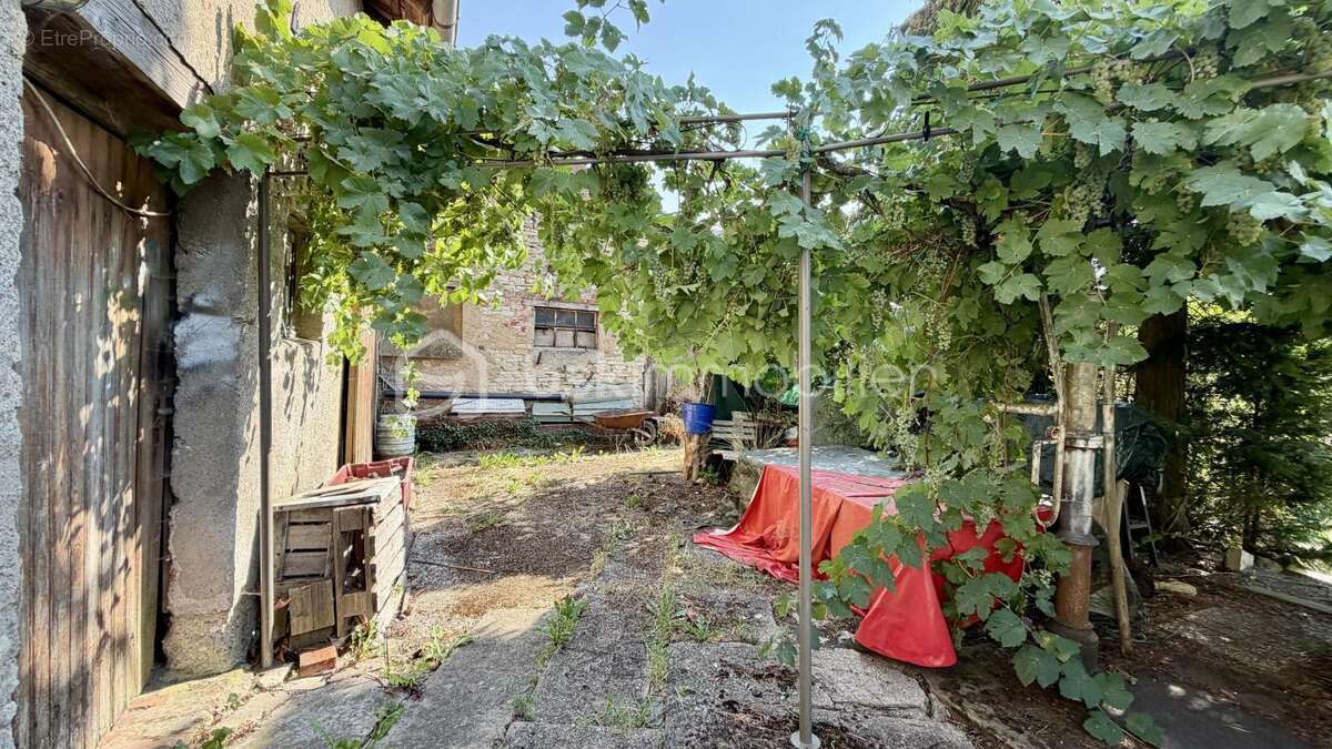 Maison familiale au centre du village avec dépendances ! - photo 4