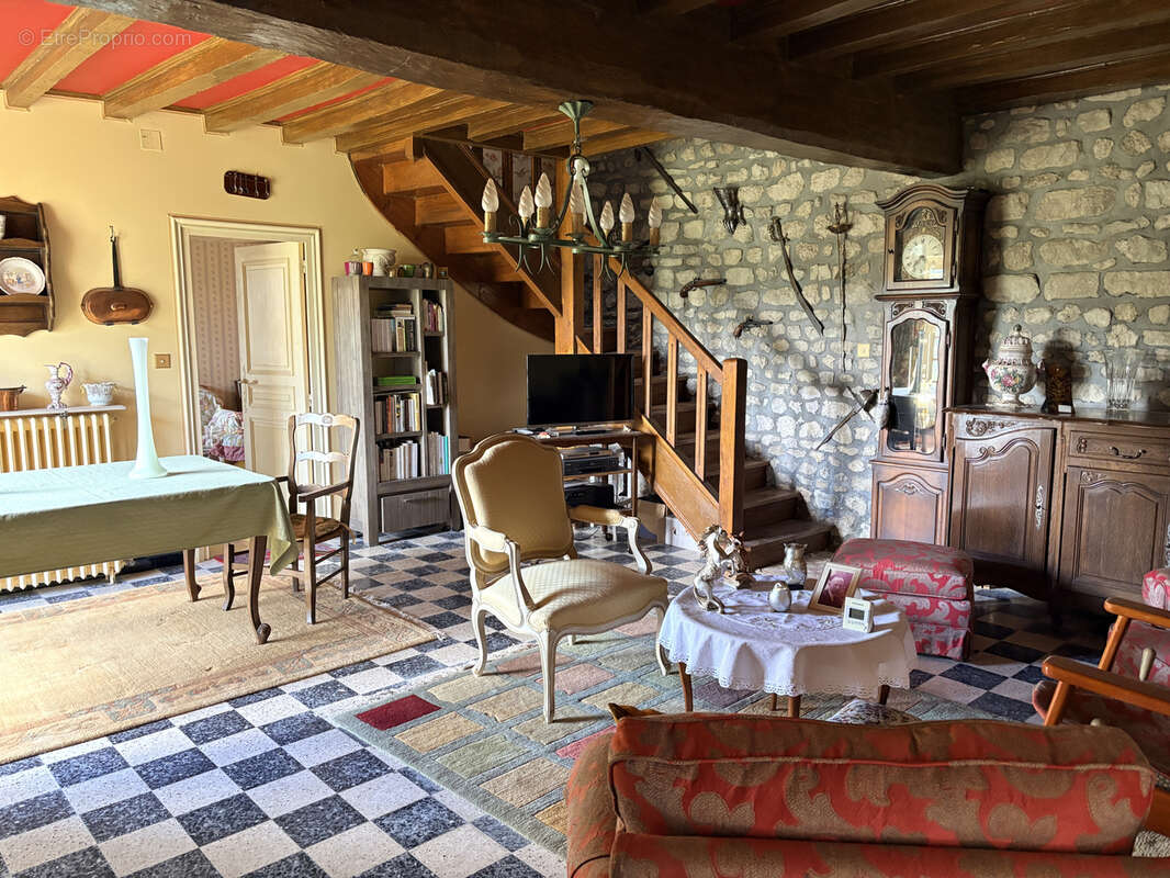 Maison à BELLENAVES