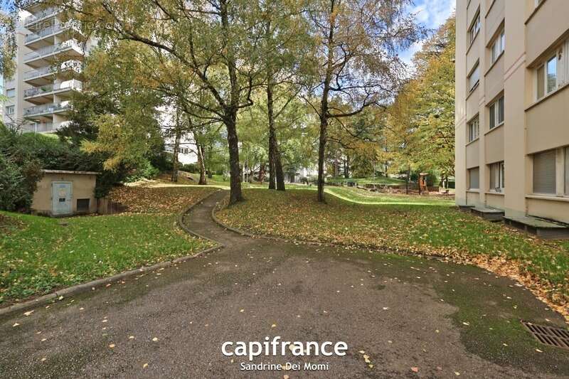 SAINTE FOY LES LYON - Bd de l'Europe- Appartement T3 de 68m² avec balcon, place de stationnement extérieure et cave - photo 13