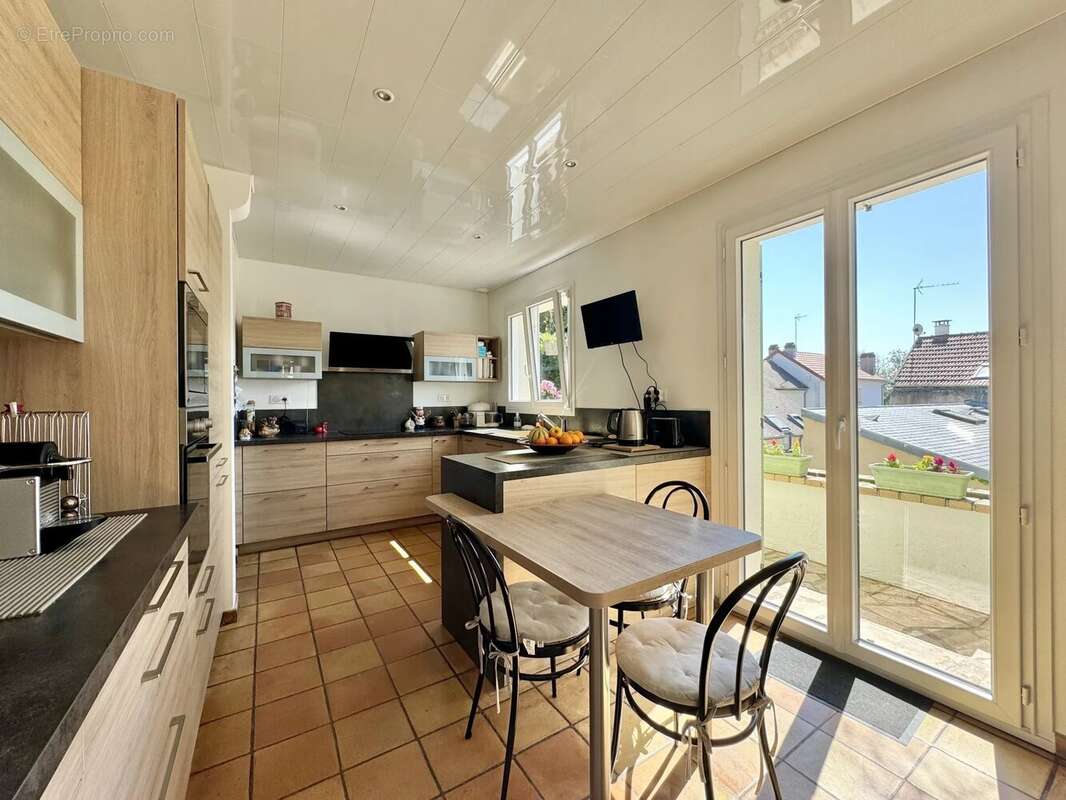 Maison 200 m² à Verrieres-Le-Buisson  - photo 4