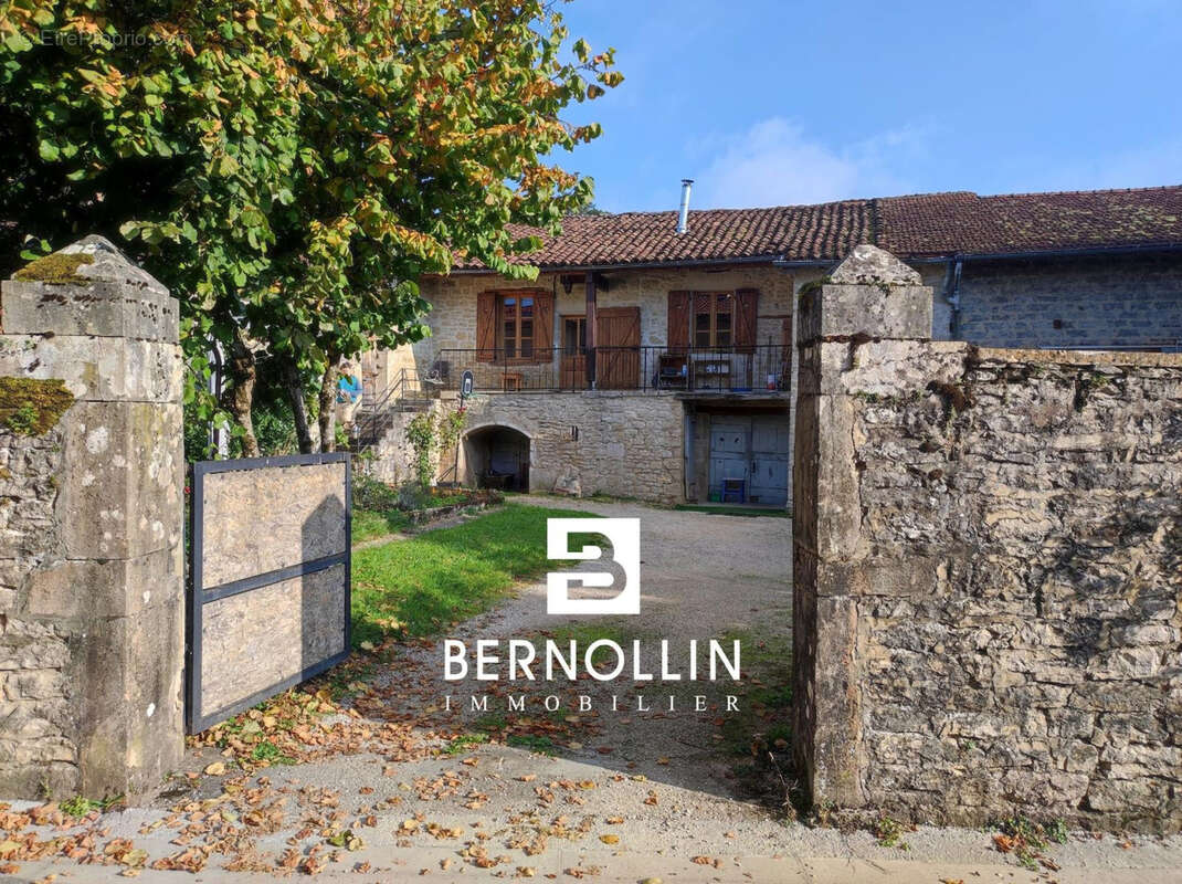 Maison à COURMANGOUX