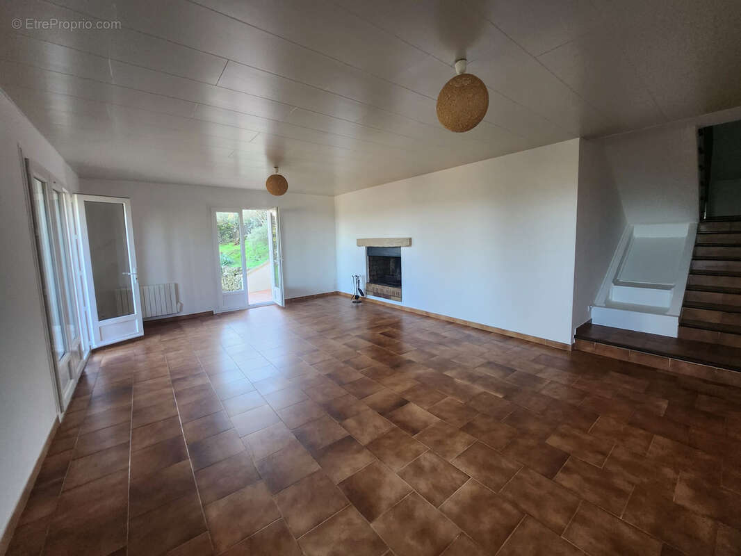 Maison à MONTAREN-ET-SAINT-MEDIERS