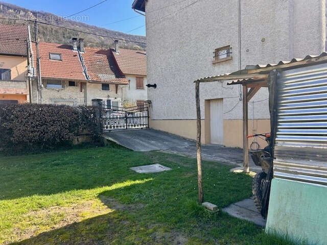 Maison à MONTAGNIEU