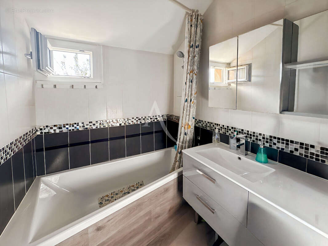 Maison à JOUY-LE-MOUTIER