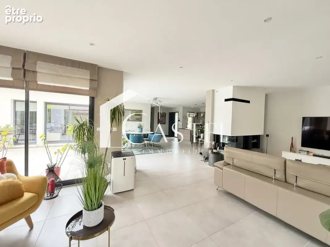 Superbe villa contemporaine de 240 m2   6 chambres, grande piscine et terrasse couvertes - photo 2