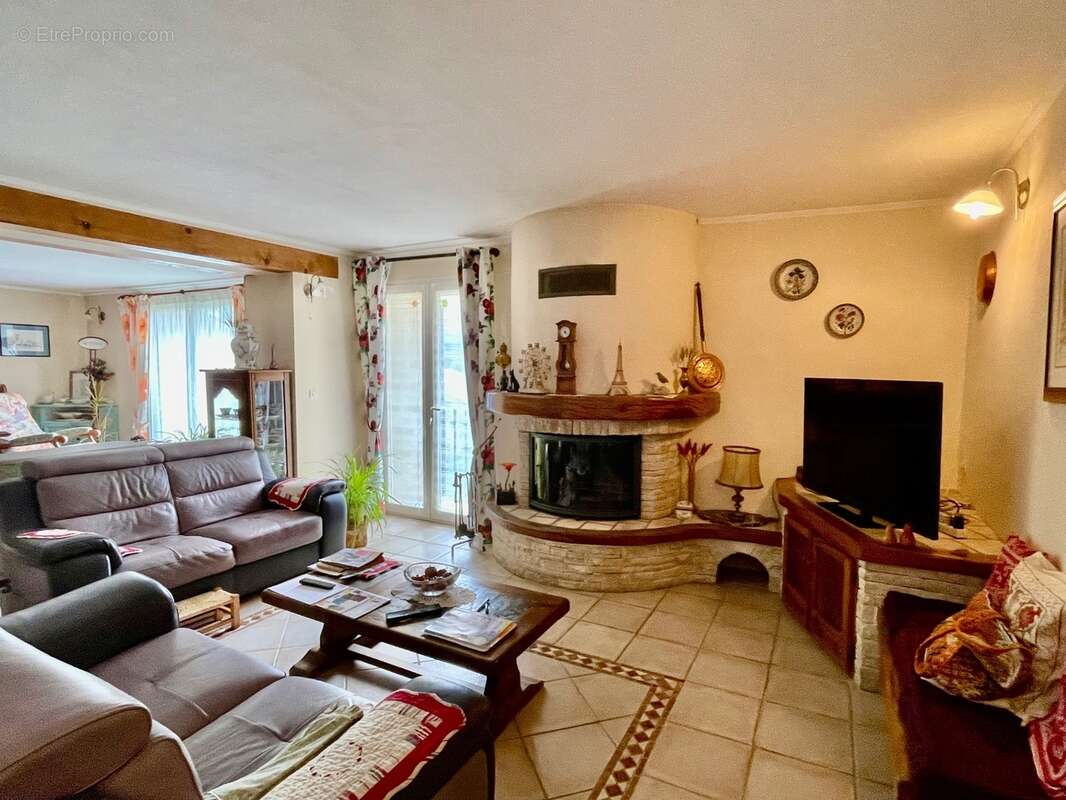 A vendre Bâtisse en pierre rénovée de 235 m² habitables et ses dépendances de 300 m2 - Terrain de 100 000,00 m² - photo 11