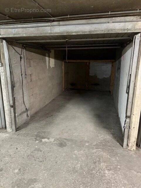 Parking à PARIS-18E