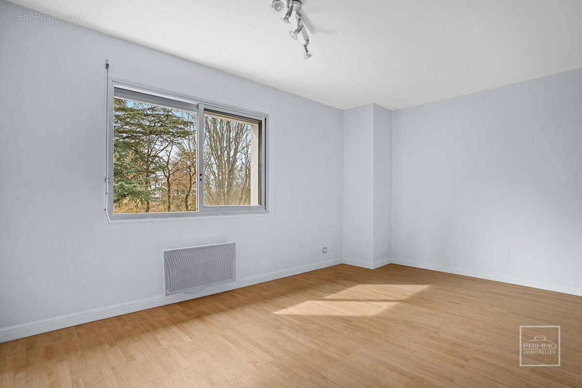 SAINT CYR AU MONT D'OR, Maison de 240m² sur 3200m² de terrain plat, arboré et clos - photo 5