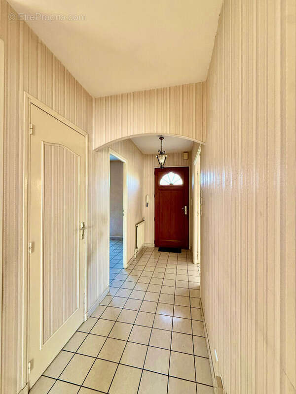 Malemort, maison 5 pièces 3 chambres 105m2 avec distribution de plain-pied sur 562m2 de terrain ! - photo 4