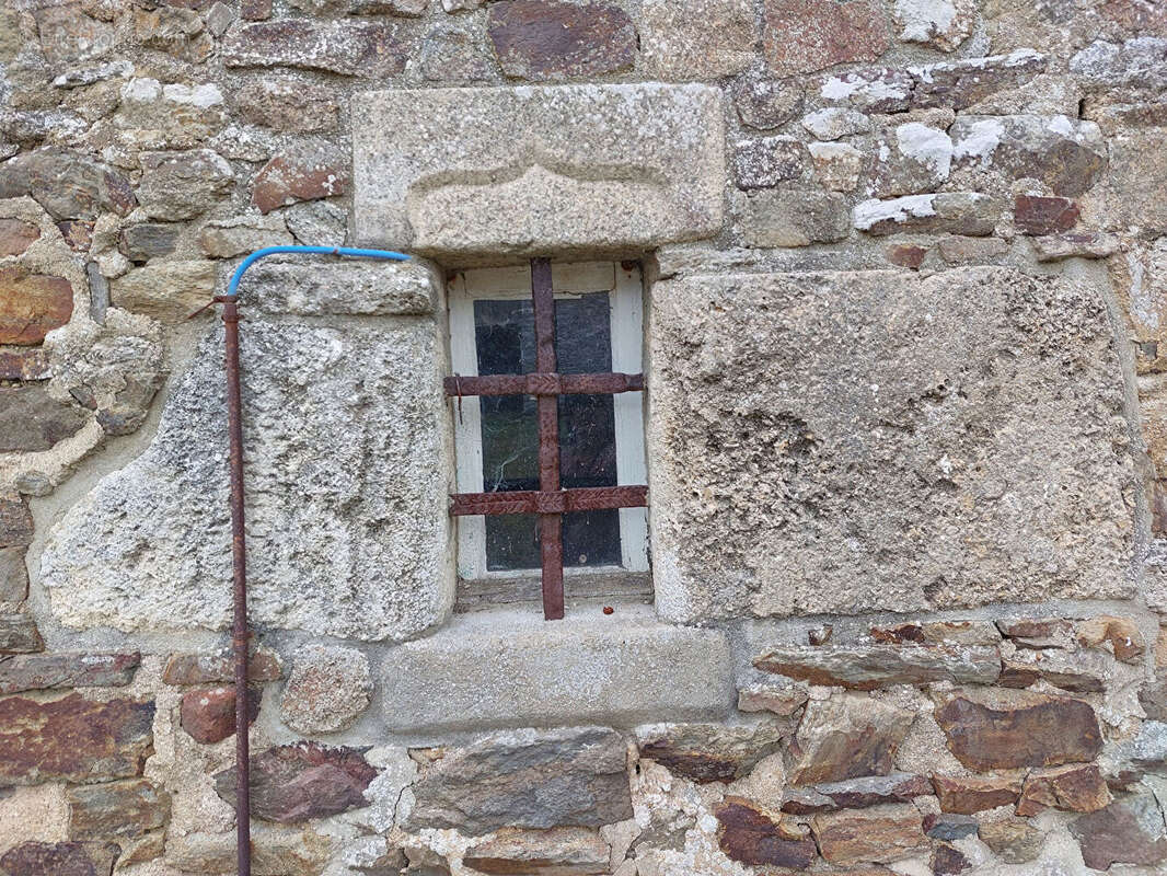 Maison à SAINT-THUAL