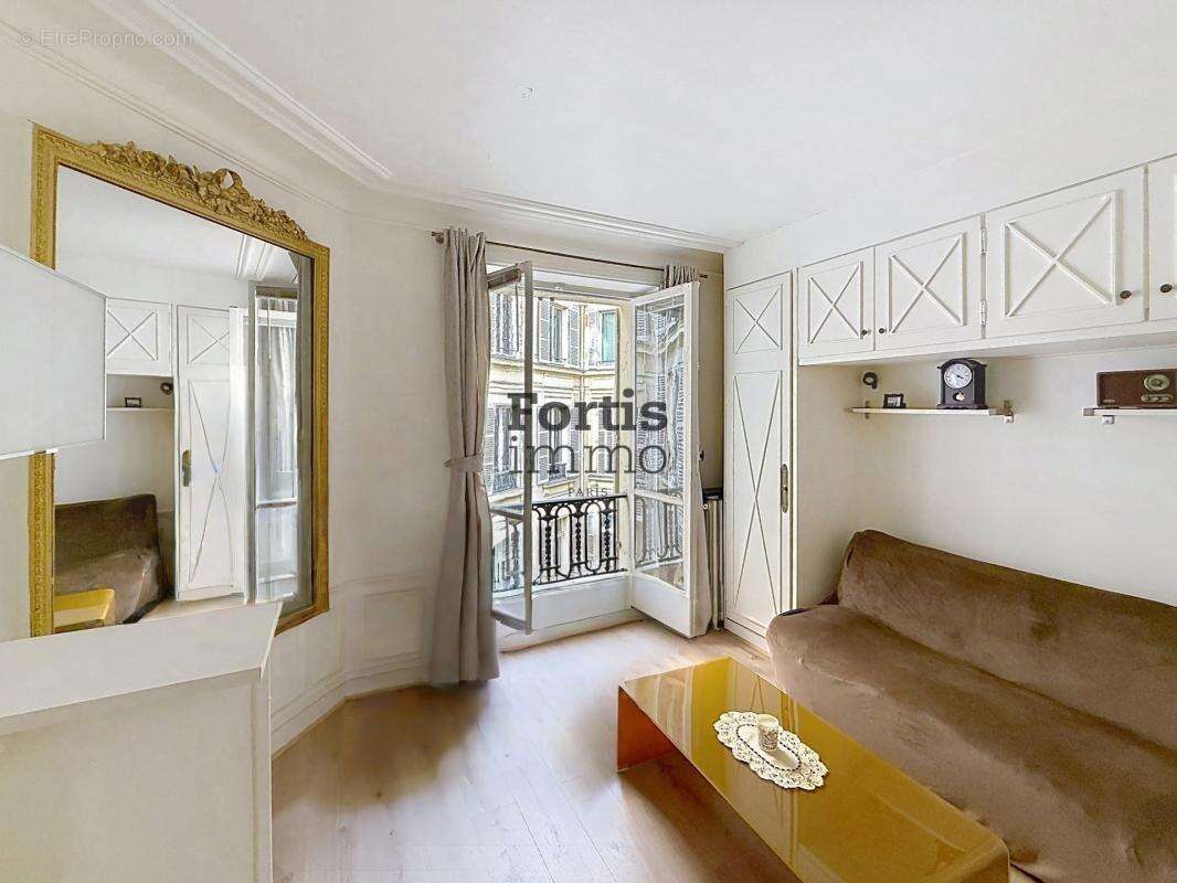 Appartement à PARIS-1E