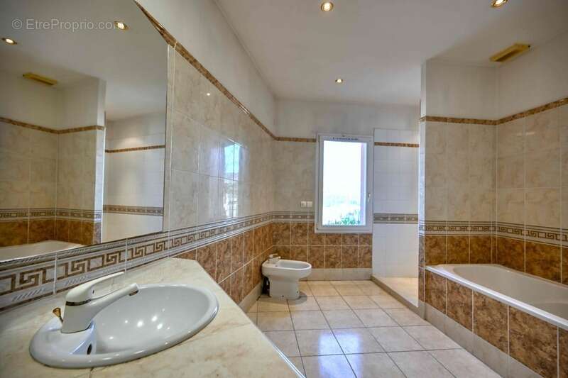 Maison à GREZIEU-LA-VARENNE