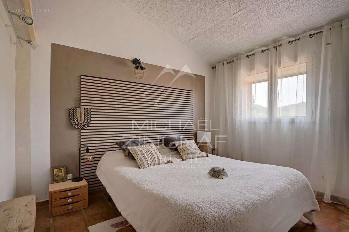 Maison à SAINT-CYR-SUR-MER