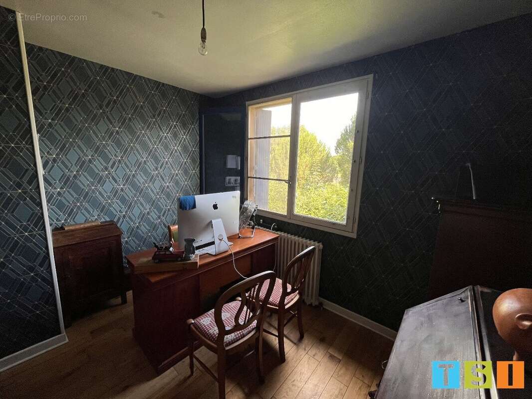 Maison rénovée 151 m²  4 chambres  Terrain 2120 m²  Piscine  Triple garage - photo 12