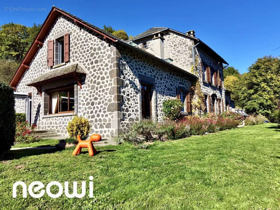 Maison à VIC-SUR-CERE