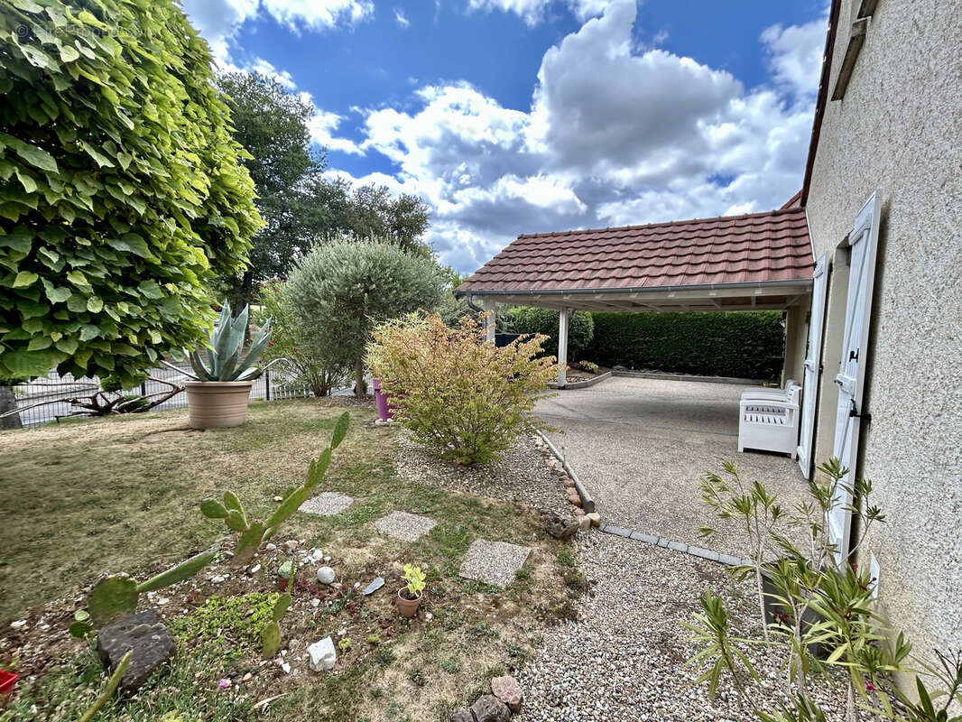 Maison à SAINT-PANTALEON-DE-LARCHE