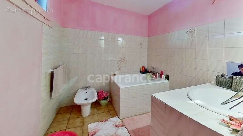 Maison de 223m2 - 3 chambres - piscine - dépendances à BEAUPUY (47) - photo 8
