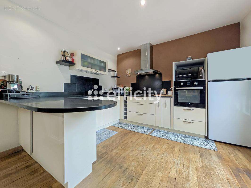 Maison à SAINT-LAURENT-SUR-GORRE