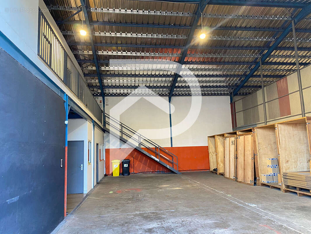 Hangar + Entrepôts sur une parcelle de 1380m² - photo 3