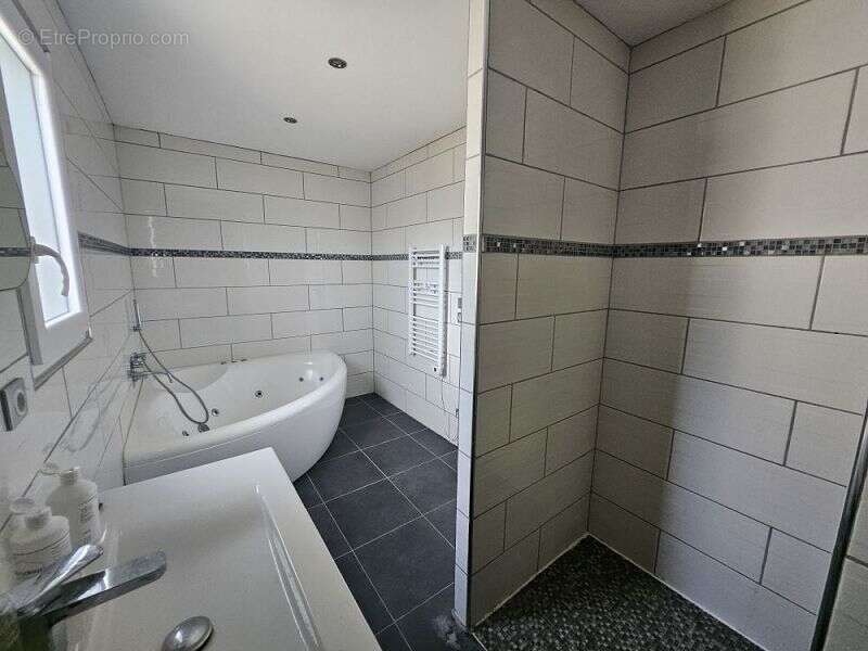 Maison à MONTROND-LES-BAINS