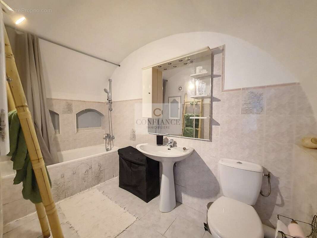 Appartement à CHATEAUNEUF-VILLEVIEILLE