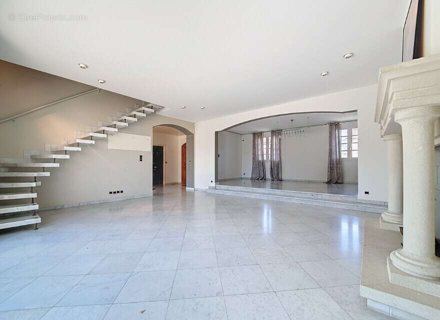 Maison - 4 Chambres - Bureau - Buanderie - Cave à vins - Garage - Piscine - Grande Cour - - photo 15