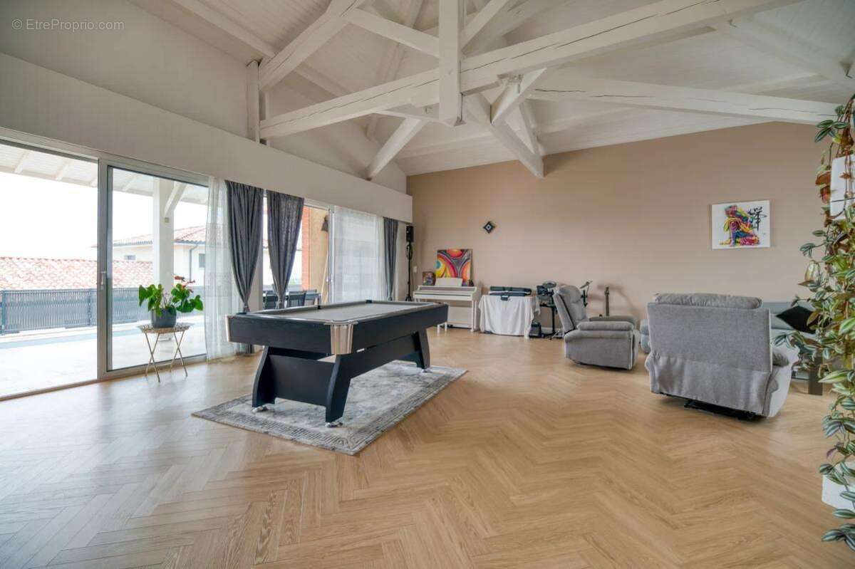 Maison individuelle rénovée 300 m² avec piscine, terrain arboré et appartement indépendant - photo 2