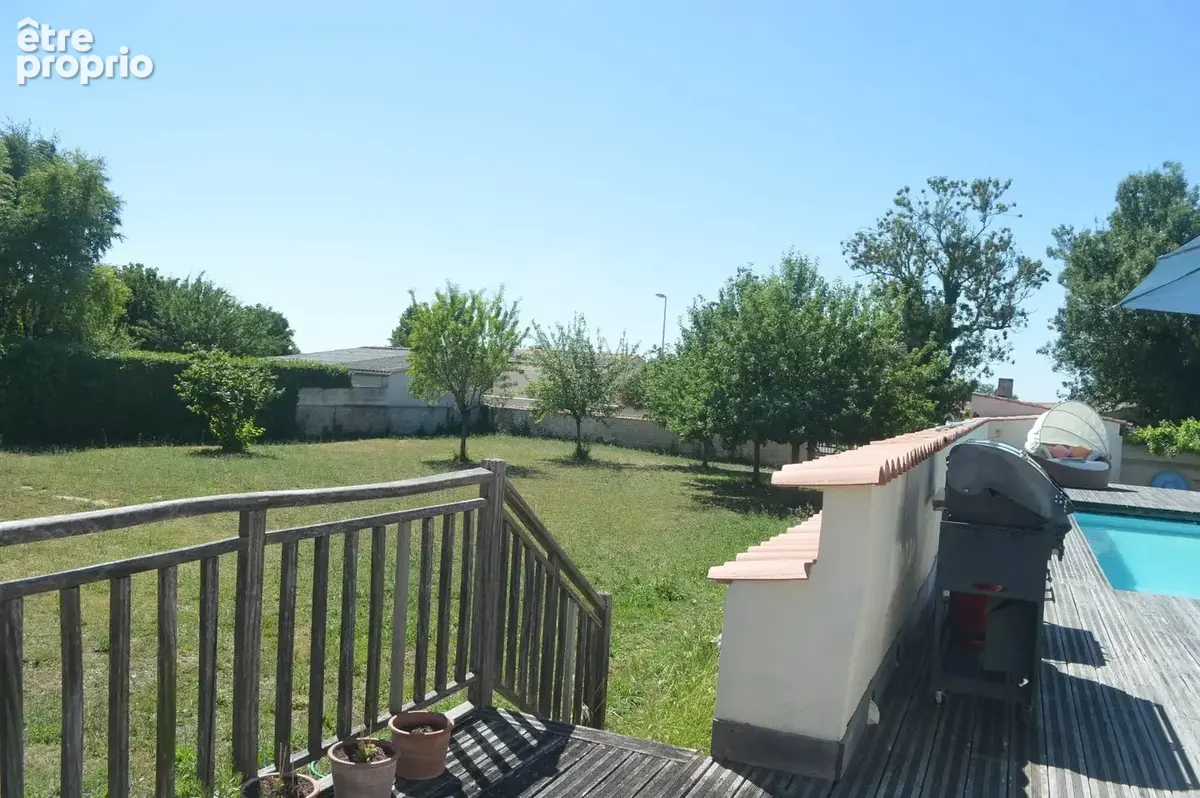 Maison avec piscine, commerces à pied ,dépendances et  grands garages, proche TGV et plages - photo 14