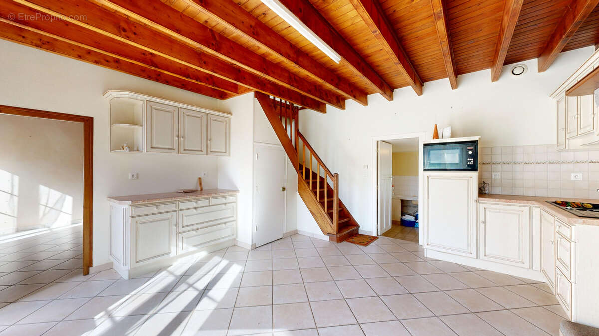 Ensemble immobilier avec habitation, dépendances sur terrain d'environ 9300m2. - photo 7