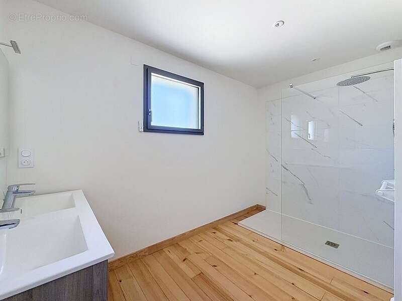 Maison à vendre plain-pied en bois de 149 m², 5 pièces, piscine, 2 garages - BERGERAC (24) - photo 13