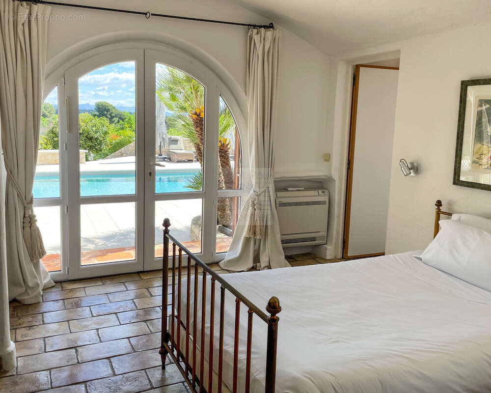 Superbe propriété - 437m2 - Domaine fermé - photo 18