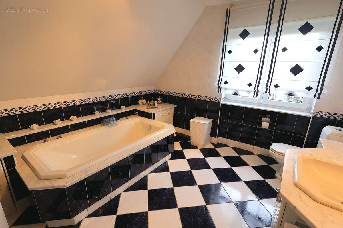 Maison à VILLAGE-NEUF