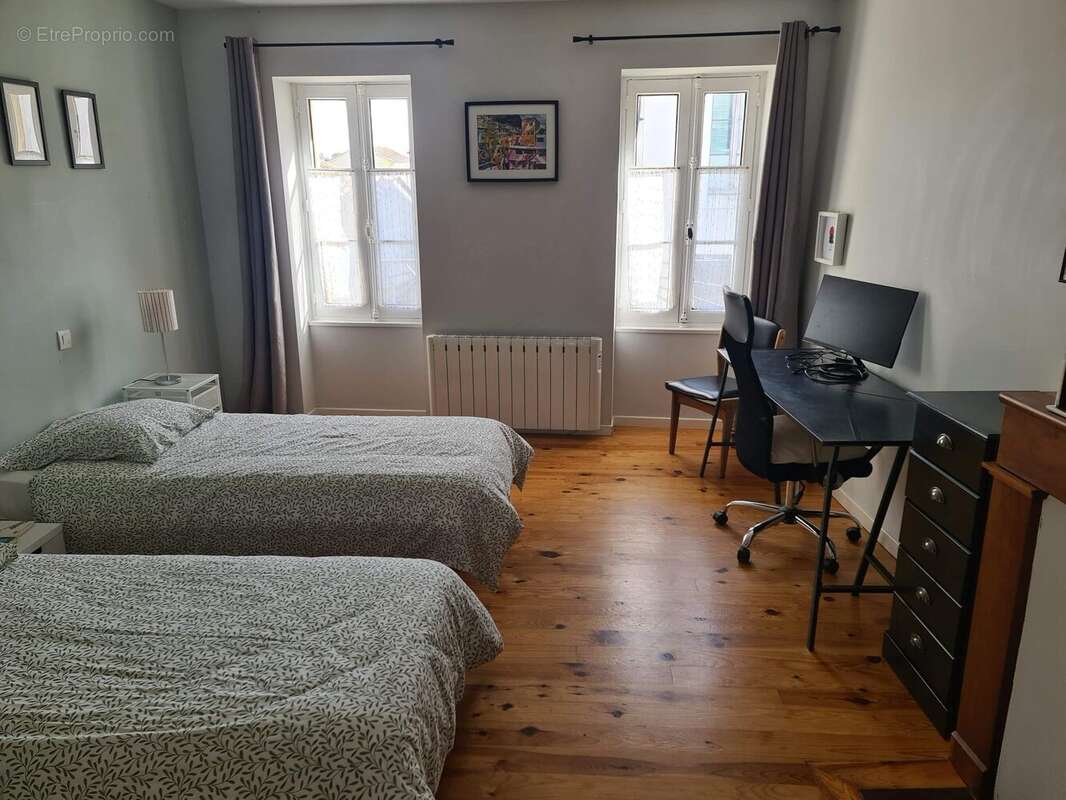 CHAMBRE 1er - Maison à LAUZUN