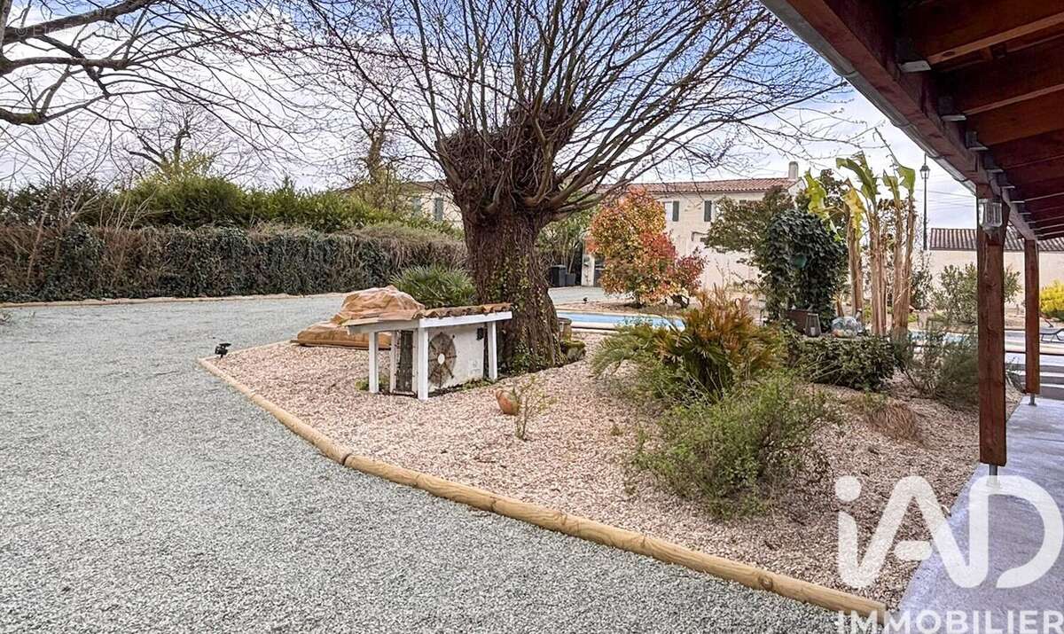 Maison 247 m² à Les Gonds  - photo 8