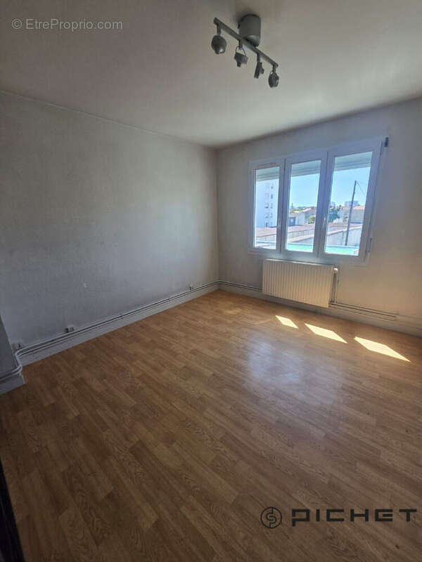 Quartier La Genette appartement T4 de 90m2 avec garage et cave. - photo 7