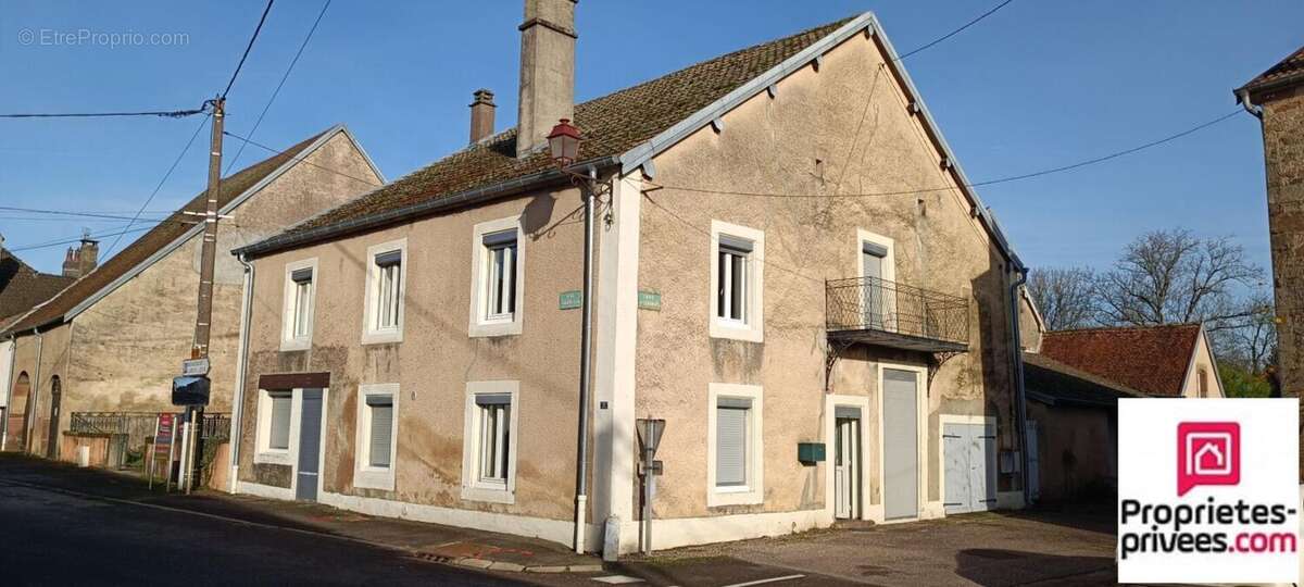 Maison à CONFLANS-SUR-LANTERNE