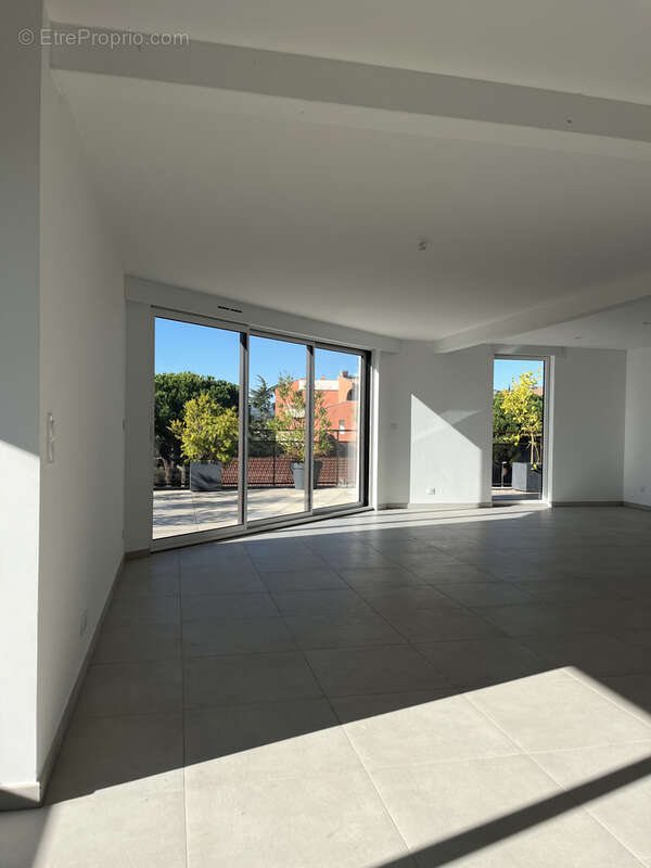 Appartement à SAINT-LAURENT-DU-VAR