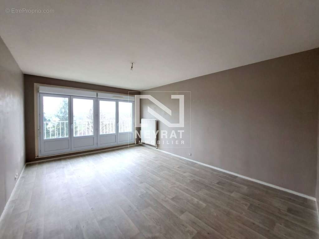 Appartement 64 m² à Luzy  - photo 2