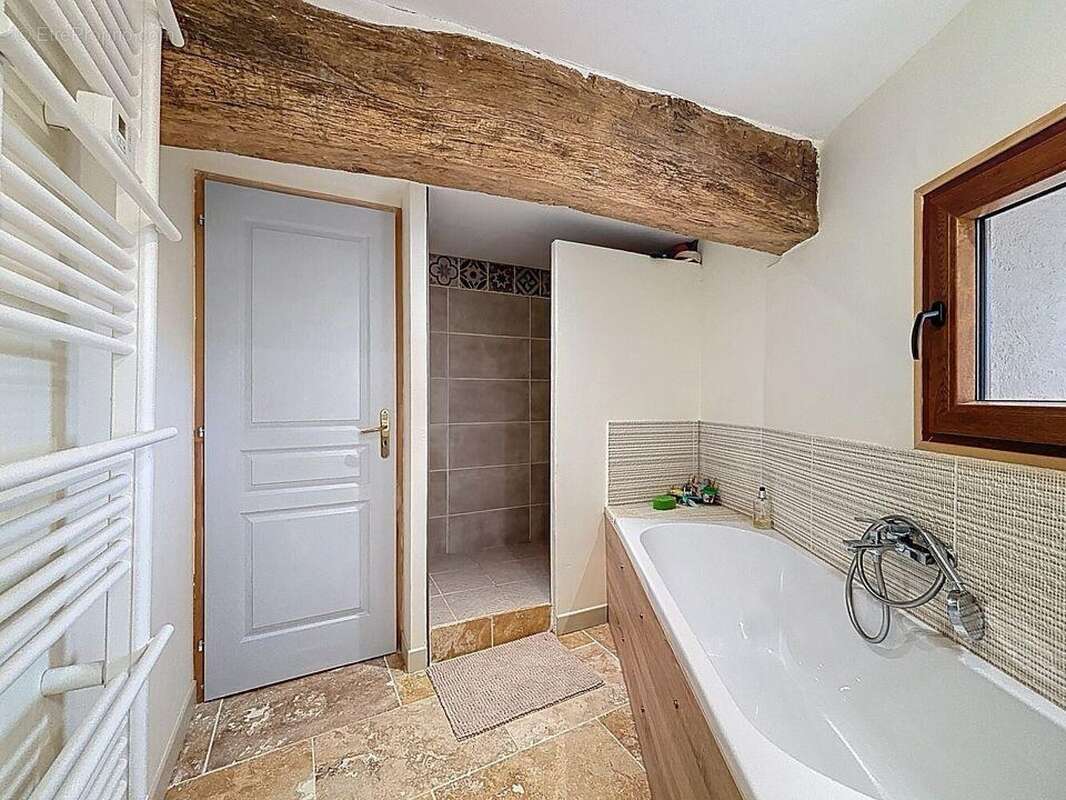 311 m² à Saint-Amour-Bellevue  - photo 8