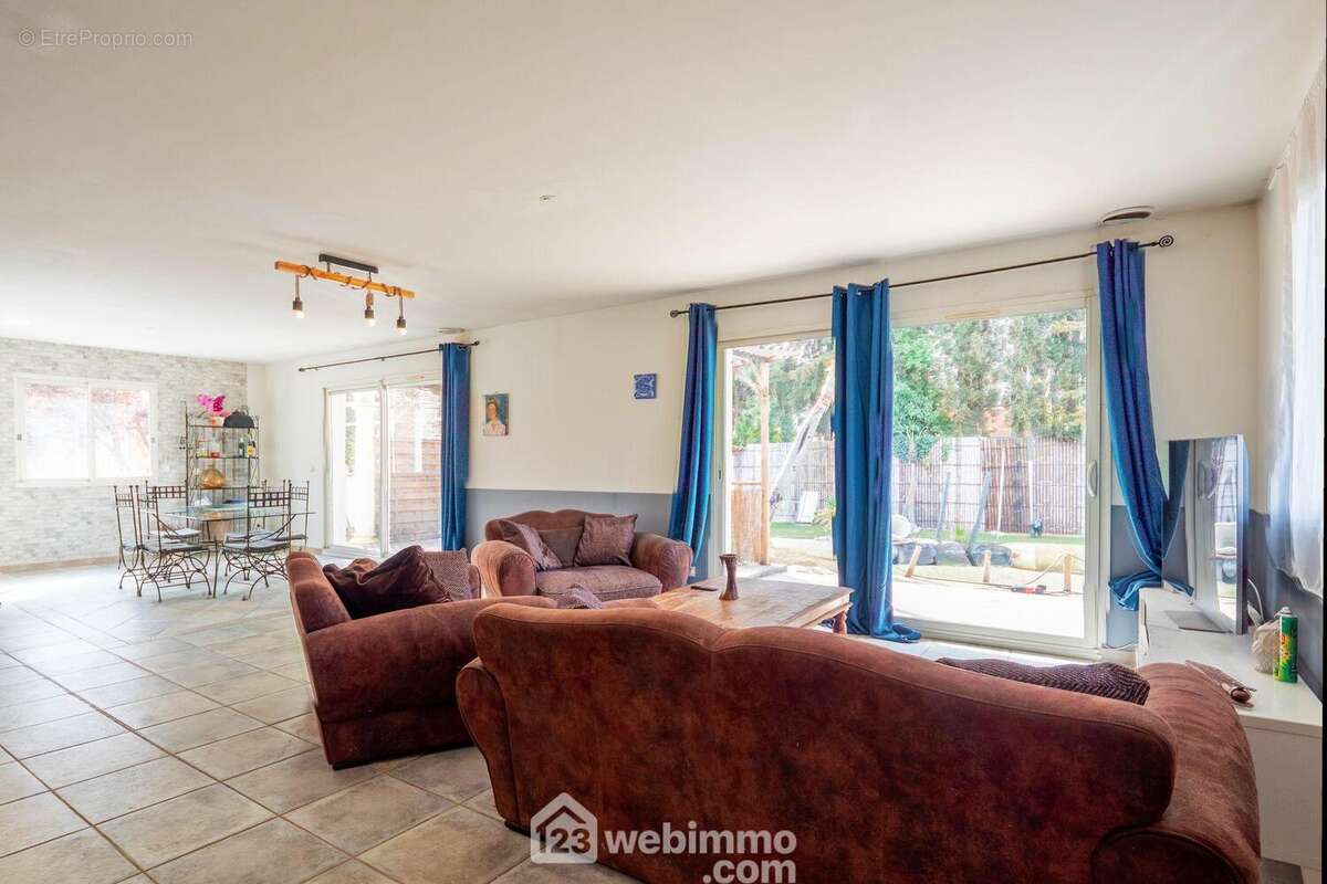 Vous découvrez un vaste séjour avec triple exposition... - Maison à VILLENEUVE-LES-BEZIERS