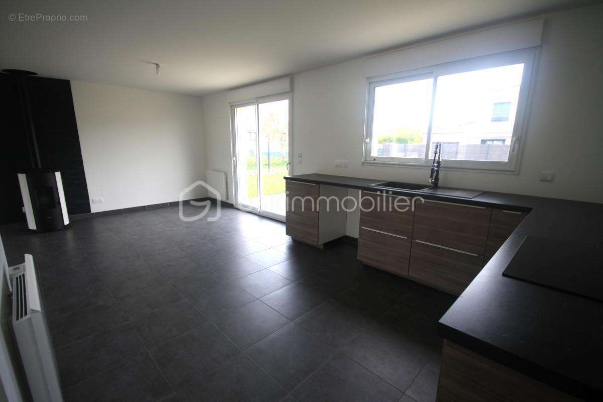 Maison à D&#039;HUISON-LONGUEVILLE