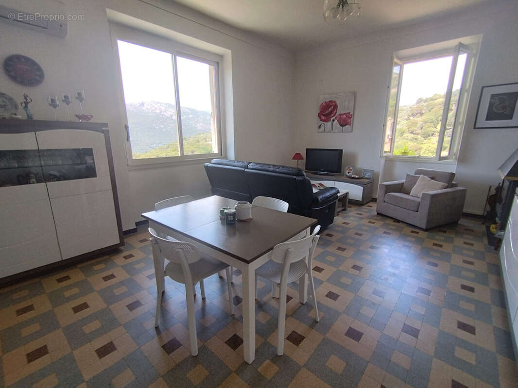 Haut de villa rénové avec deux logements et terrain   Village de montagne corse - photo 6