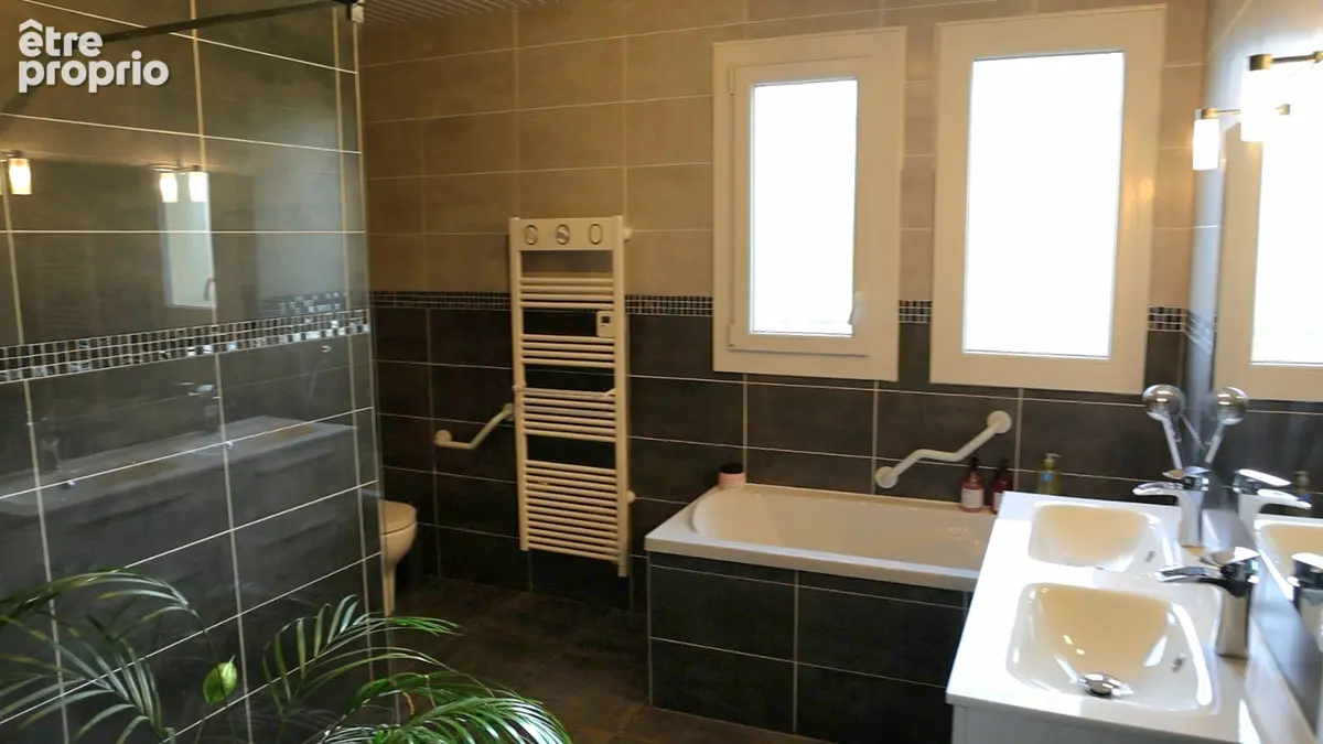 Villa dans village avec commerces , piscine , beau terrain bordé par une rivière - photo 13