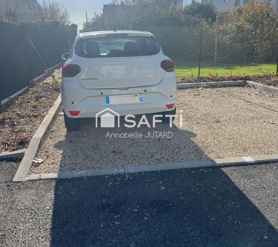 Photo 1 - Parking à JOUE-LES-TOURS