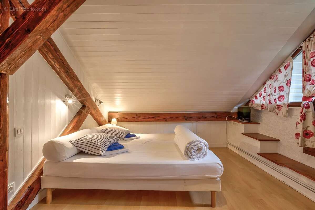 CHAMONIX - Grand chalet avec 9 chambres et beaucoup de potentiel - photo 14