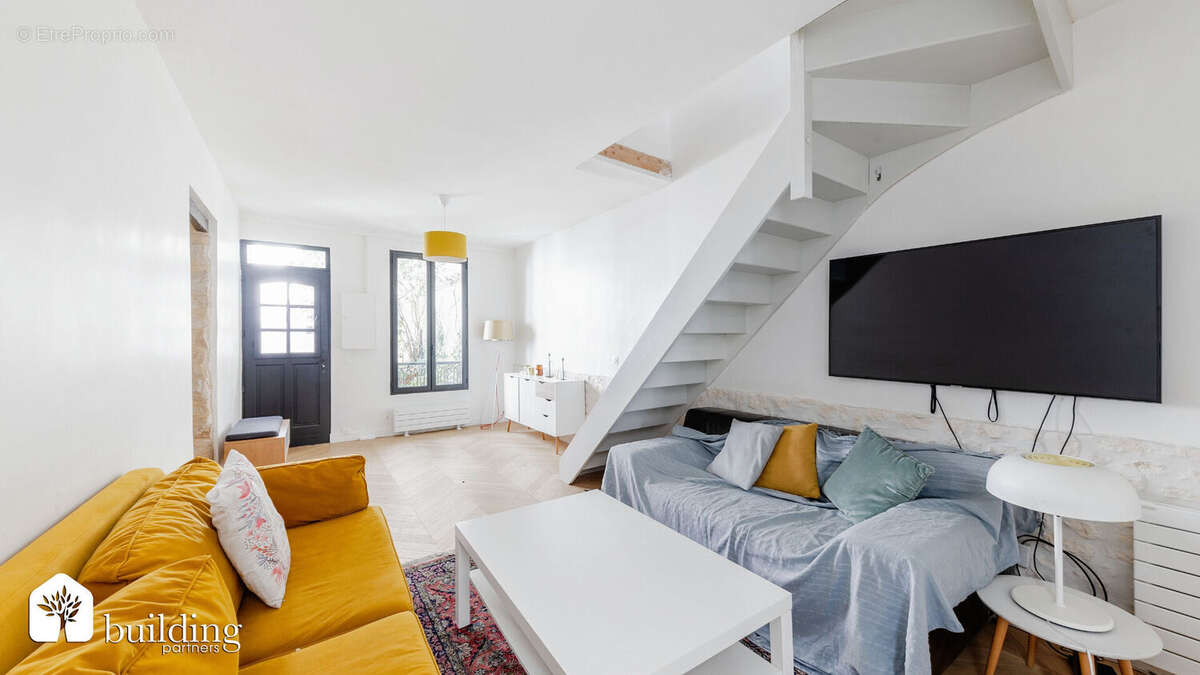 À vendre - Levallois-Perret Parc des 5 Continents - Maison ancienne rénovée avec terrasses de 139 m² - photo 6