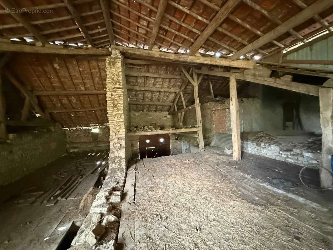 Grande ferme villageoise double indépendante à rénover – deux maisons, nombreuses dépendances, presque 1 hectare - photo 29
